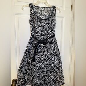 Motherhood Maternity Dress Black White Floral Paisley Dress Medium Belt Stretch